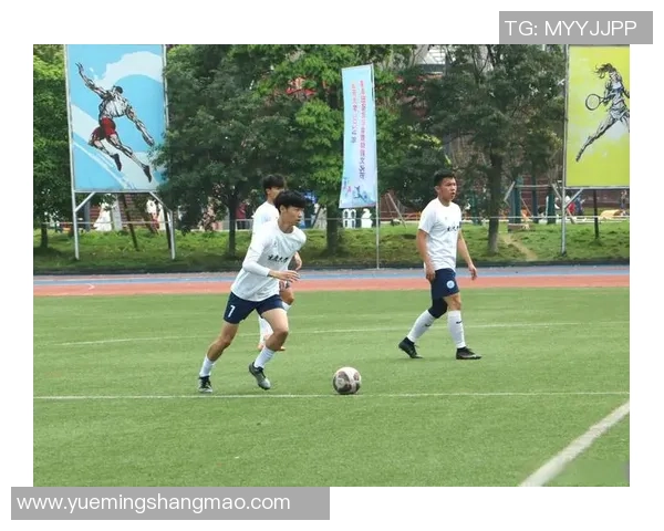 足球明星挑战水果踢球赛场趣味瞬间精彩集锦